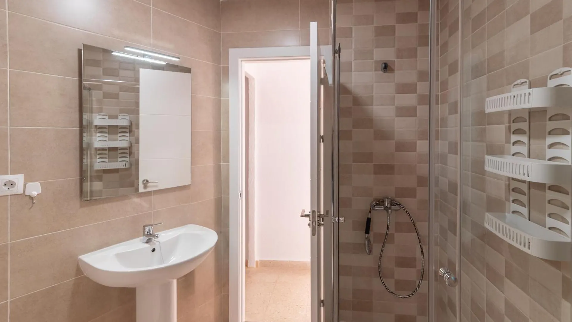 شقة Apartamento Familiar, Terraza Con Vistas Al Mar, Piscina, Pistas De Tenis, Wifi Y En Primera Linea De Playa ألغاروبو - كوستا