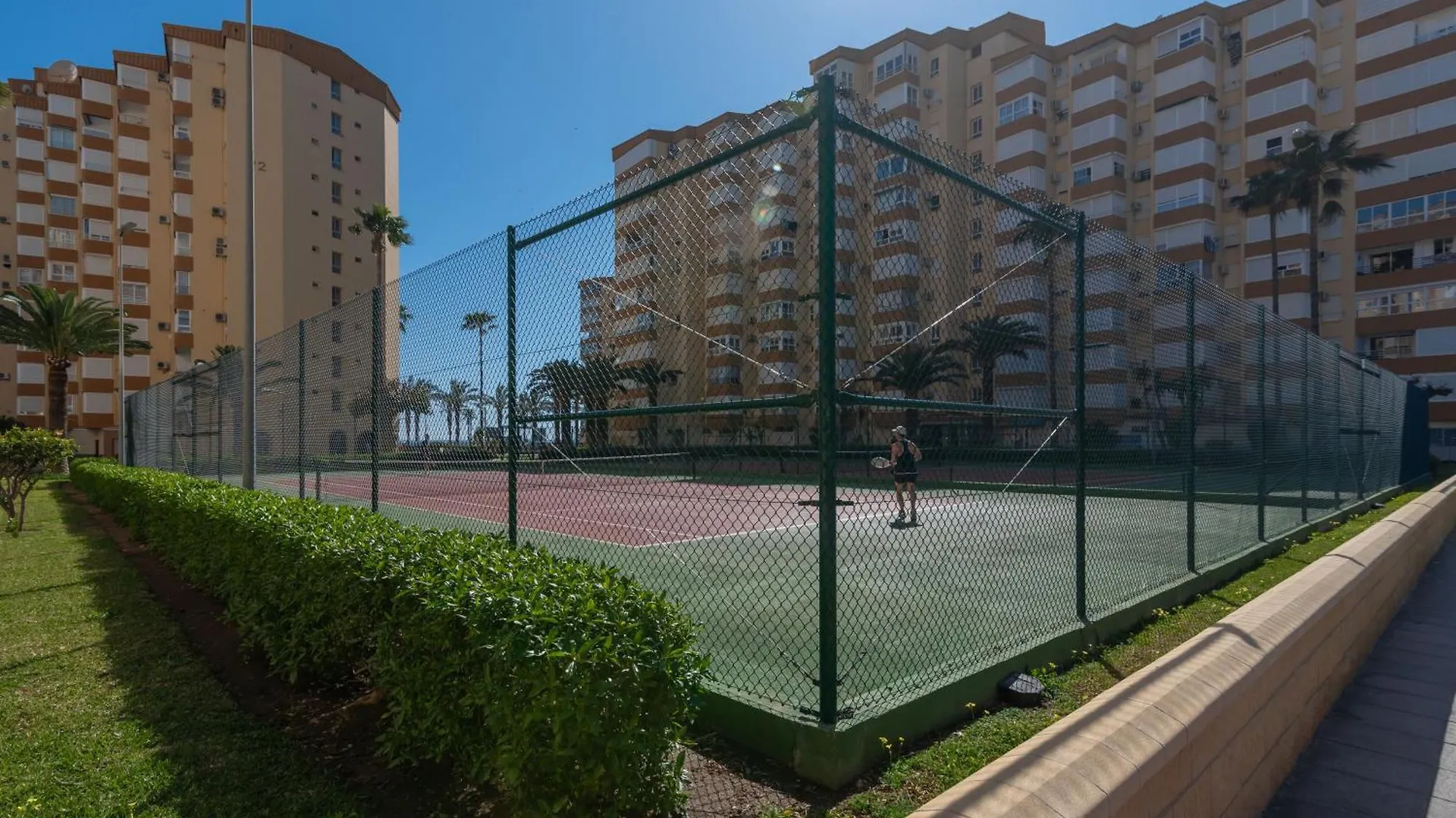 شقة Apartamento Familiar, Terraza Con Vistas Al Mar, Piscina, Pistas De Tenis, Wifi Y En Primera Linea De Playa ألغاروبو - كوستا