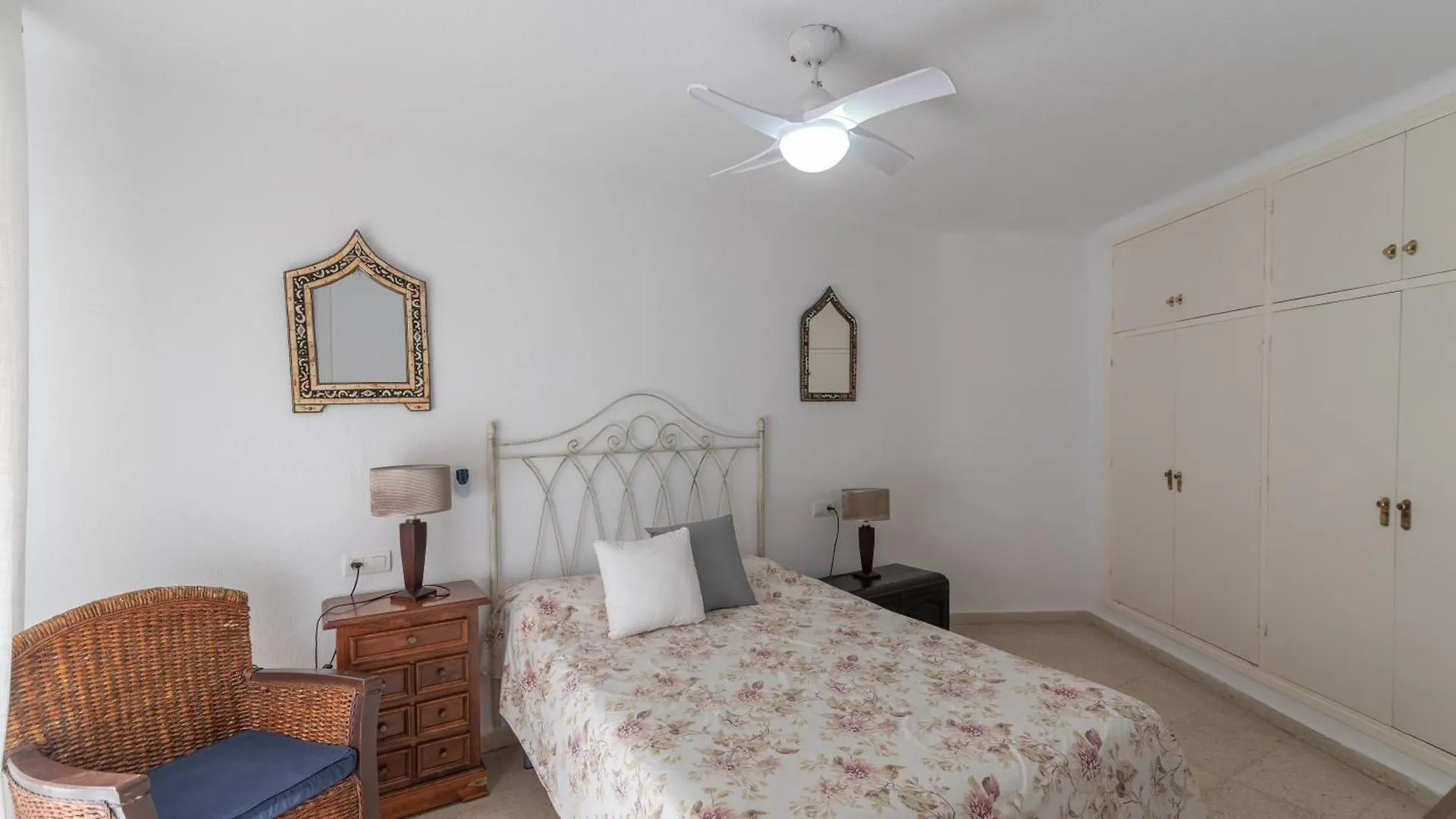شقة Apartamento Familiar, Terraza Con Vistas Al Mar, Piscina, Pistas De Tenis, Wifi Y En Primera Linea De Playa ألغاروبو - كوستا
