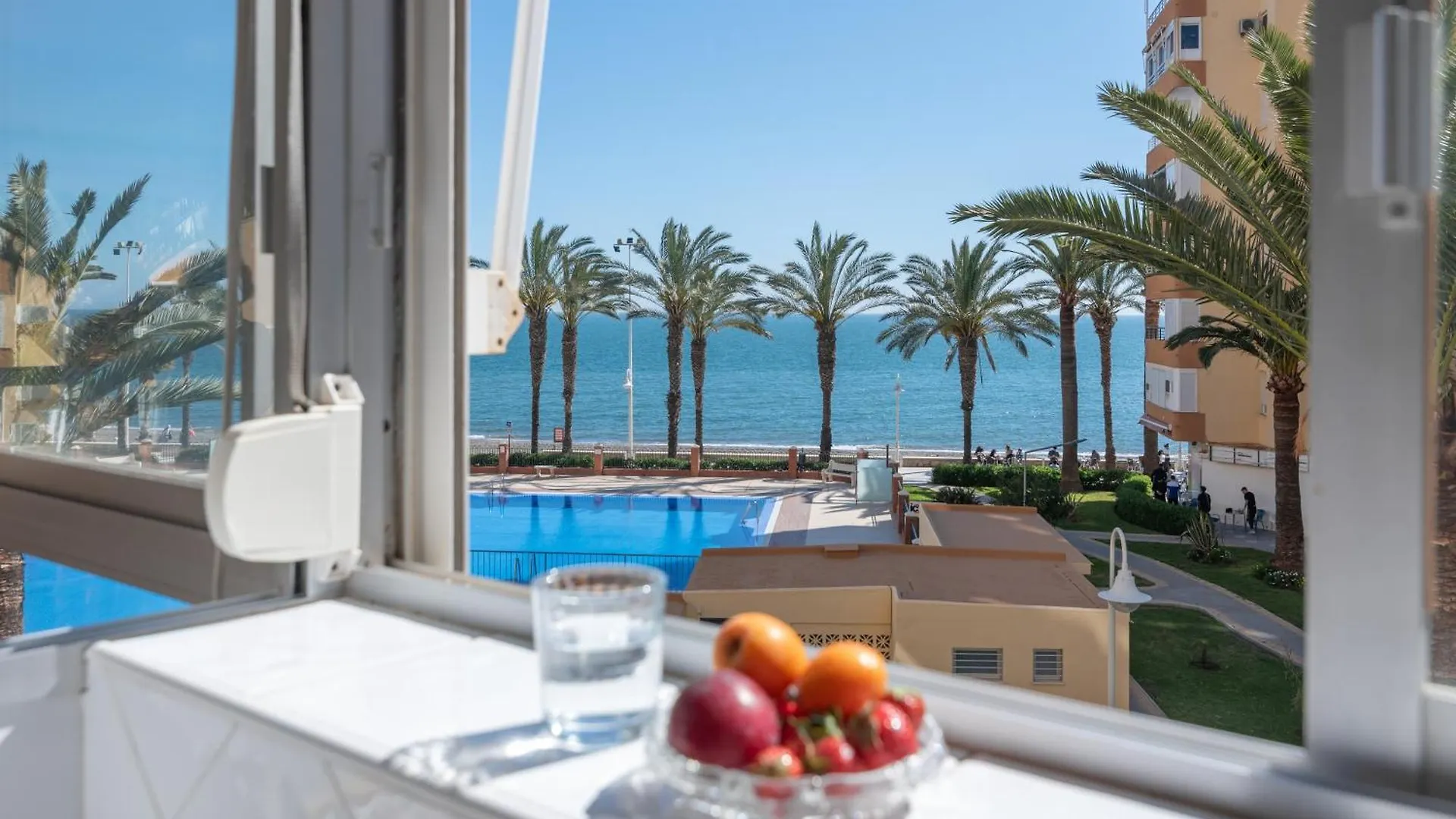 Apartamento Familiar, Terraza Con Vistas Al Mar, Piscina, Pistas De Tenis, Wifi Y En Primera Linea De Playa ألغاروبو - كوستا شقة