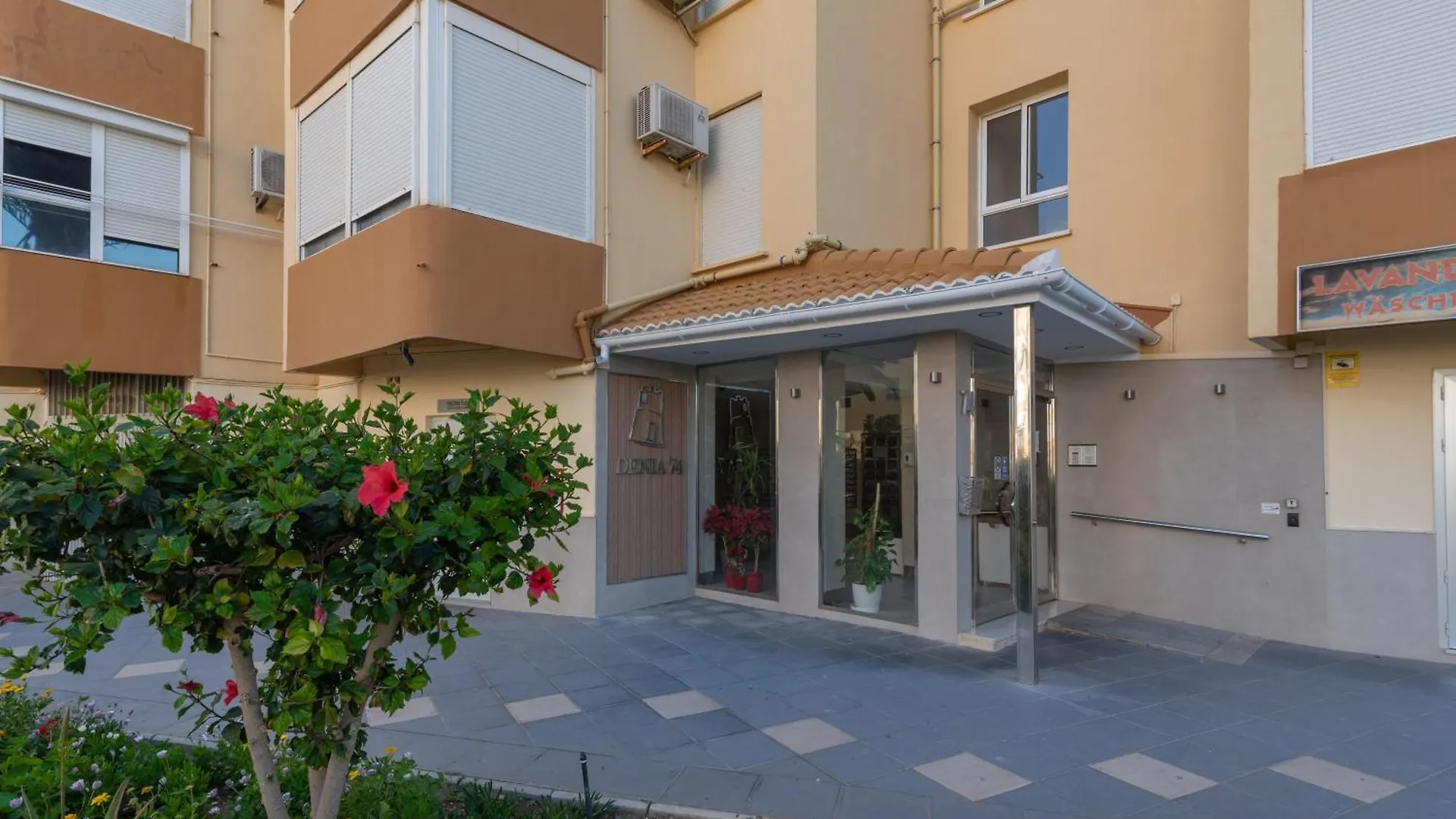 شقة Apartamento Familiar, Terraza Con Vistas Al Mar, Piscina, Pistas De Tenis, Wifi Y En Primera Linea De Playa ألغاروبو - كوستا
