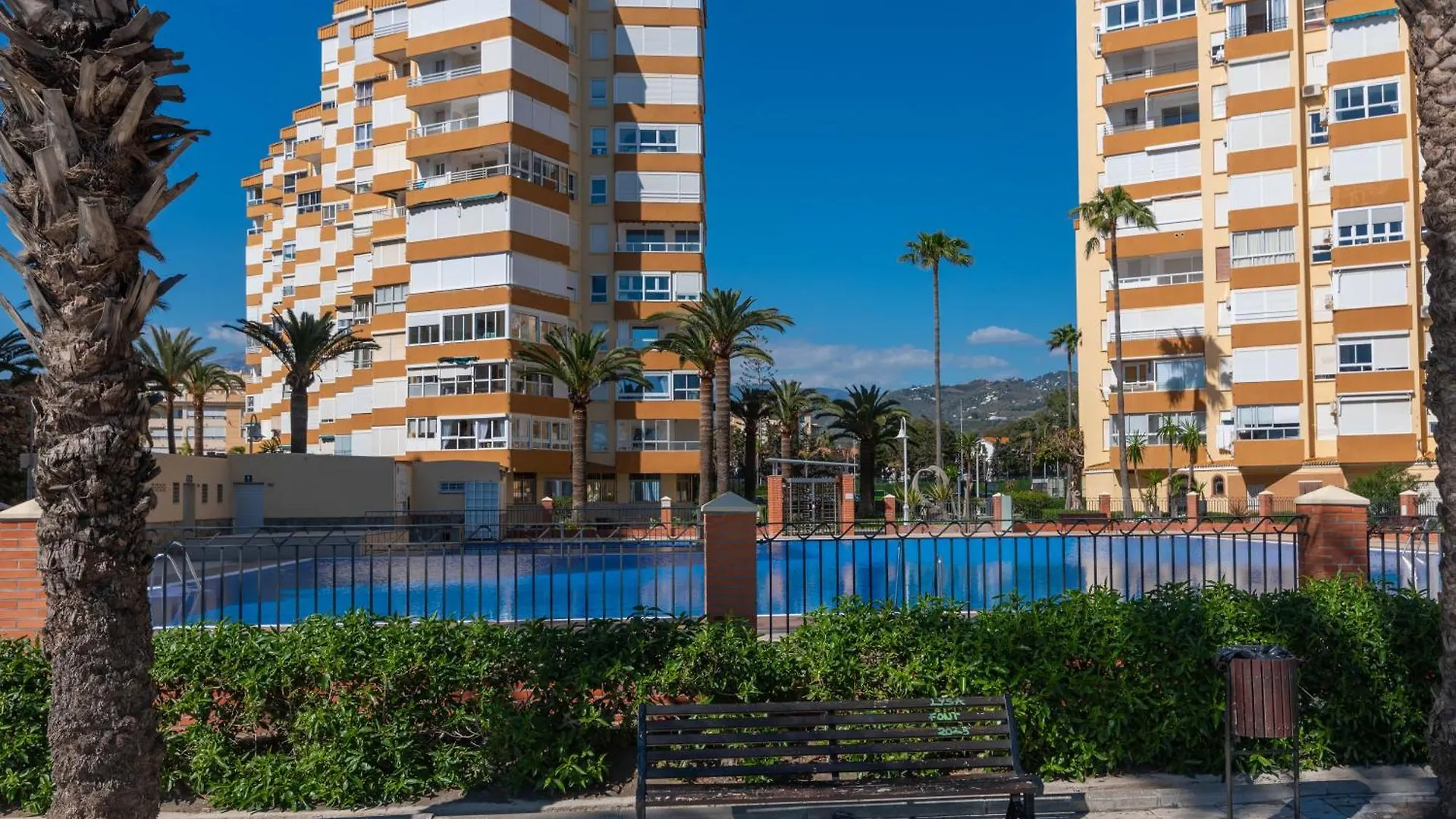 شقة Apartamento Familiar, Terraza Con Vistas Al Mar, Piscina, Pistas De Tenis, Wifi Y En Primera Linea De Playa ألغاروبو - كوستا