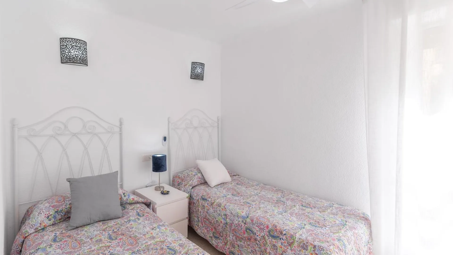 Apartamento Familiar, Terraza Con Vistas Al Mar, Piscina, Pistas De Tenis, Wifi Y En Primera Linea De Playa Algarrobo Costa Spain