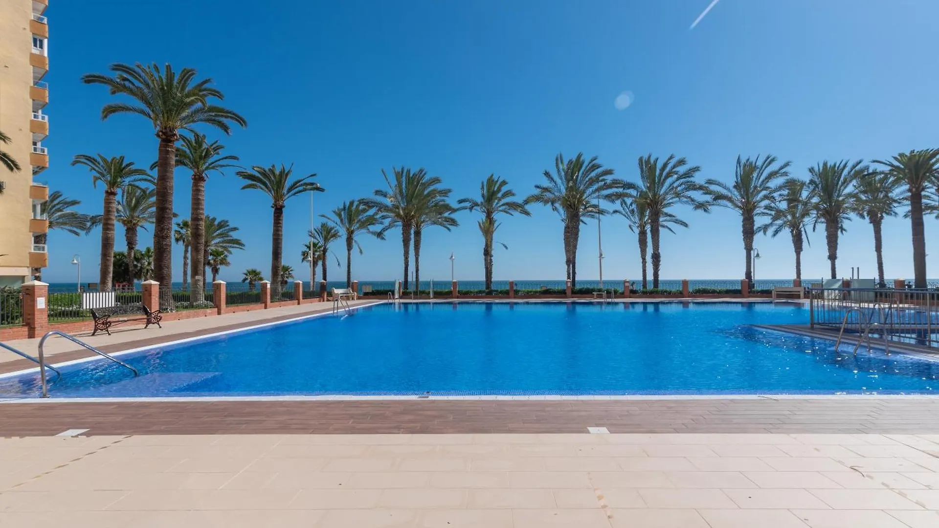 Apartment Apartamento Familiar, Terraza Con Vistas Al Mar, Piscina, Pistas De Tenis, Wifi Y En Primera Linea De Playa Algarrobo Costa Spain
