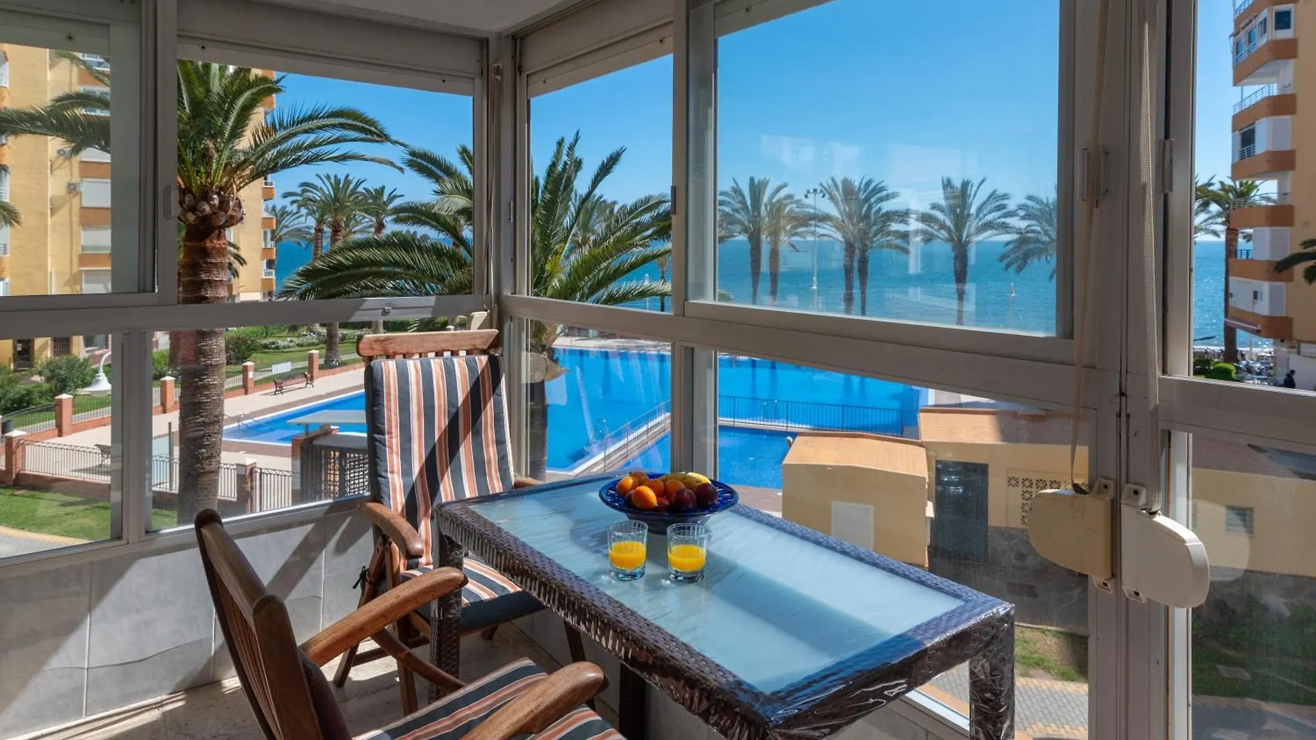 Apartamento Familiar, Terraza Con Vistas Al Mar, Piscina, Pistas De Tenis, Wifi Y En Primera Linea De Playa Algarrobo Costa