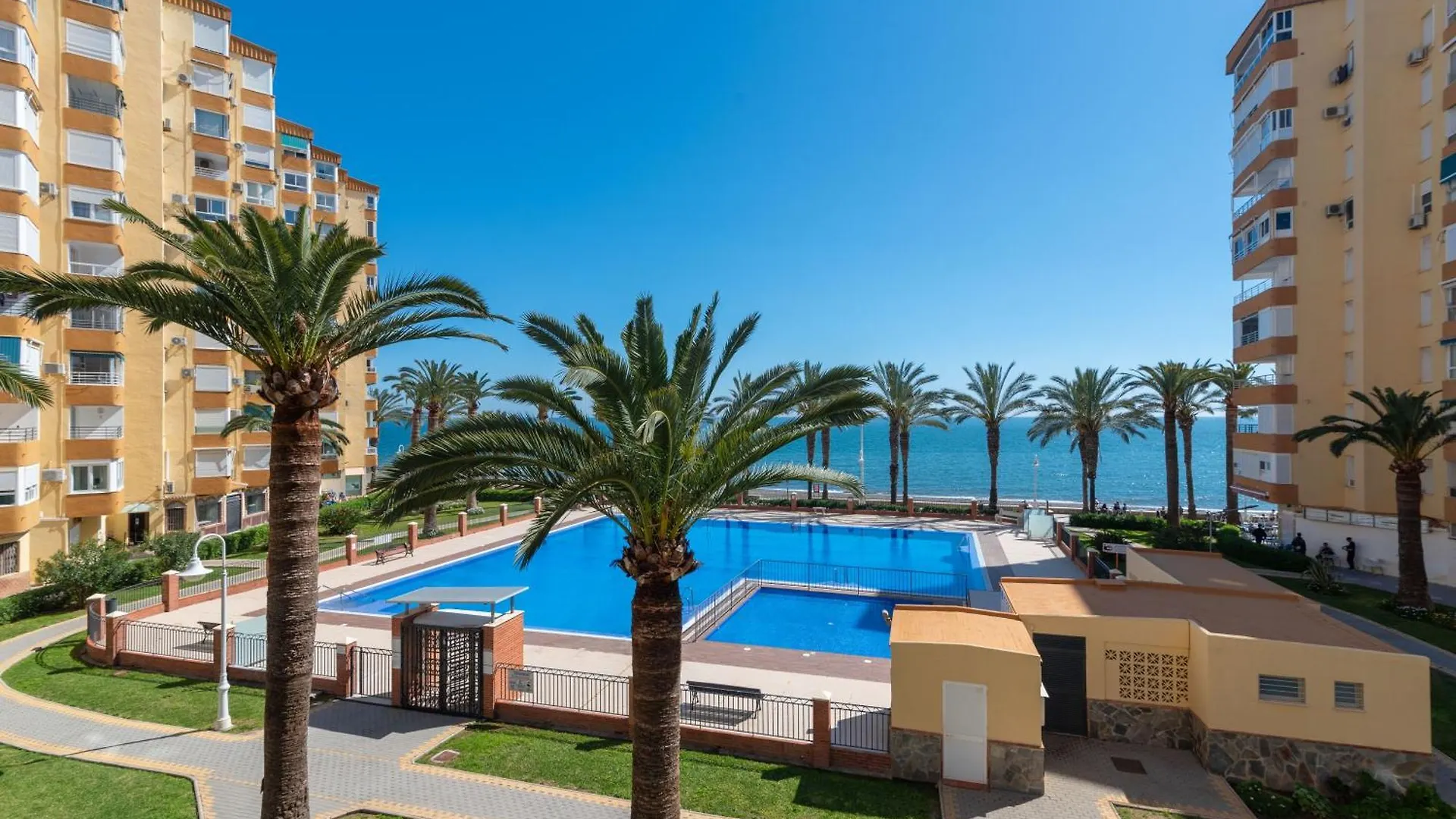 Apartamento Familiar, Terraza Con Vistas Al Mar, Piscina, Pistas De Tenis, Wifi Y En Primera Linea De Playa Algarrobo Costa