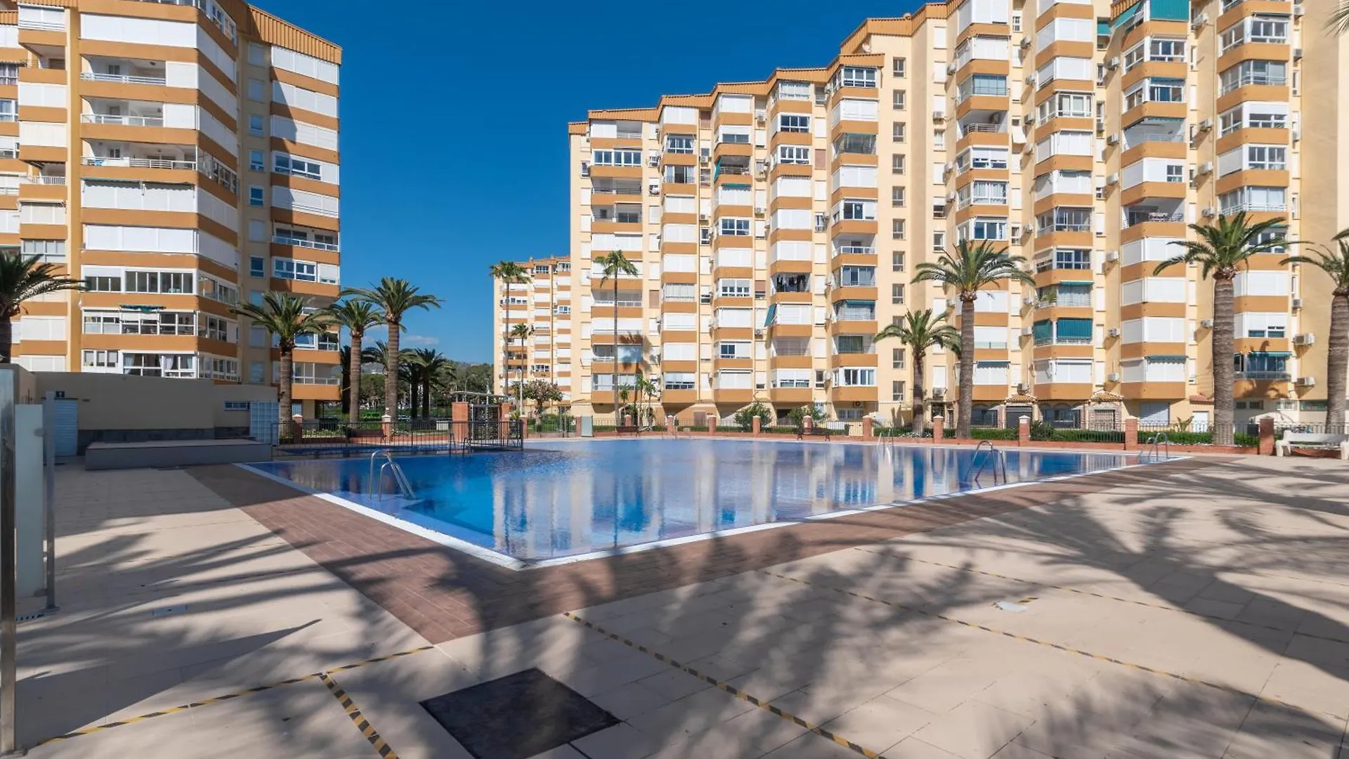 Apartamento Familiar, Terraza Con Vistas Al Mar, Piscina, Pistas De Tenis, Wifi Y En Primera Linea De Playa Algarrobo Costa Spain