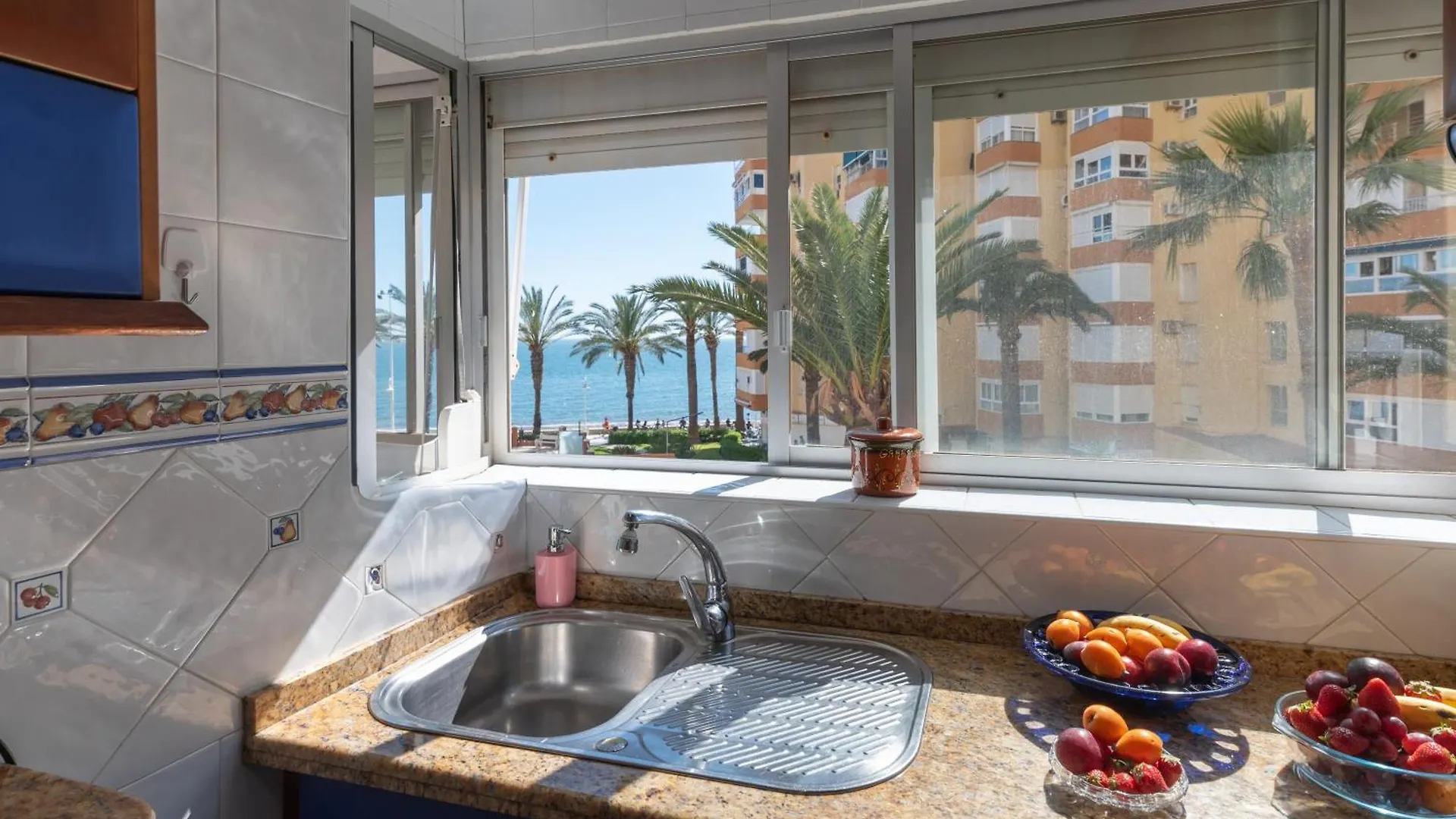Apartamento Familiar, Terraza Con Vistas Al Mar, Piscina, Pistas De Tenis, Wifi Y En Primera Linea De Playa Algarrobo Costa