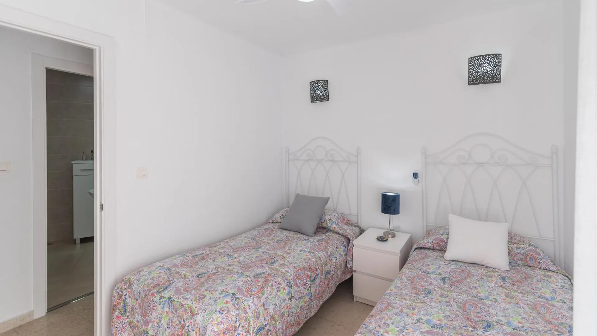 Apartamento Familiar, Terraza Con Vistas Al Mar, Piscina, Pistas De Tenis, Wifi Y En Primera Linea De Playa Algarrobo Costa