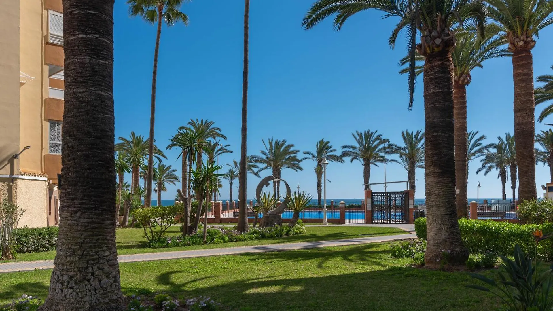 Apartamento Familiar, Terraza Con Vistas Al Mar, Piscina, Pistas De Tenis, Wifi Y En Primera Linea De Playa Algarrobo Costa 0*,
