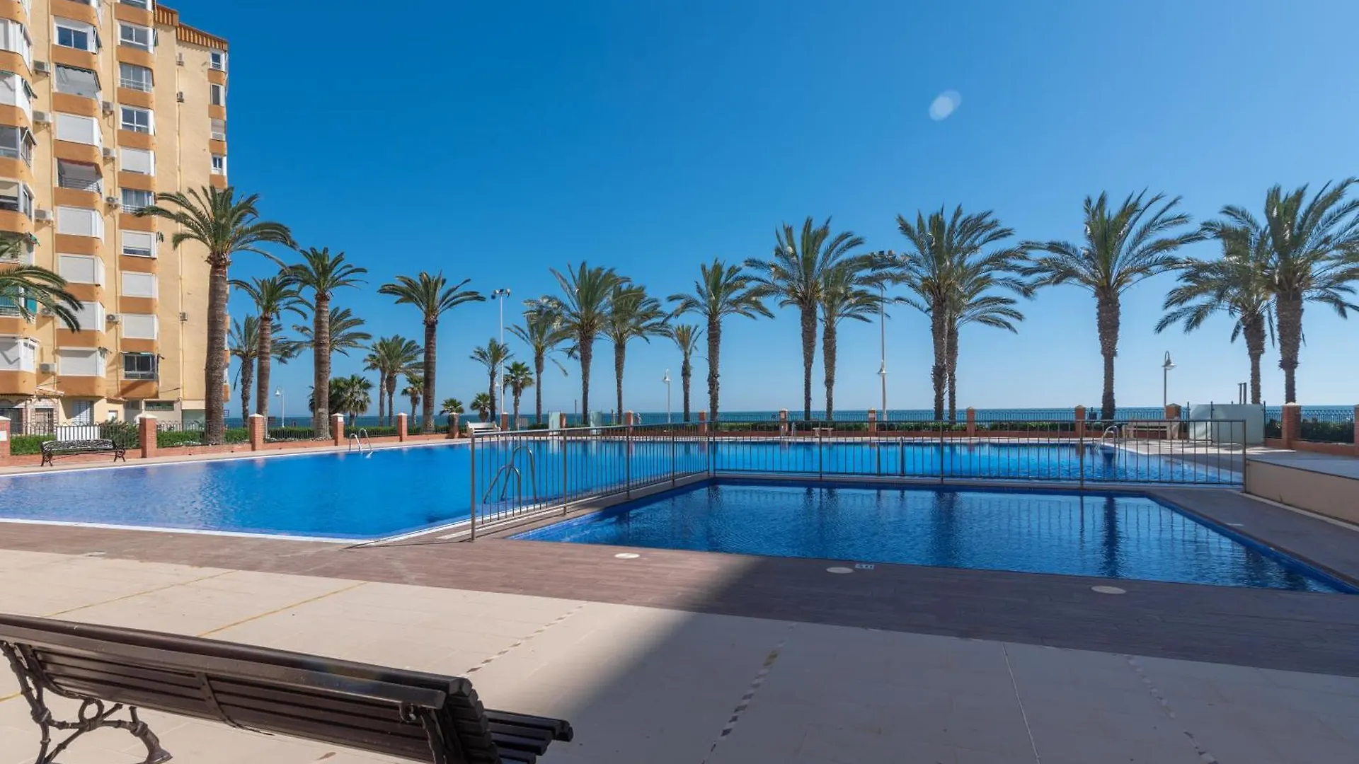 Apartamento Familiar, Terraza Con Vistas Al Mar, Piscina, Pistas De Tenis, Wifi Y En Primera Linea De Playa Algarrobo Costa